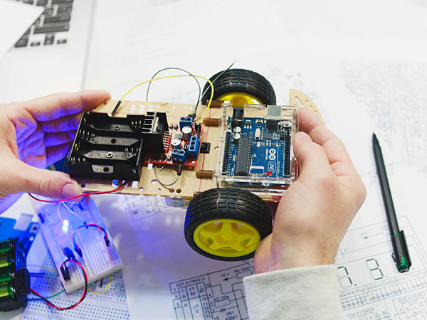 O Arduino pode ser usado para programação de robôs