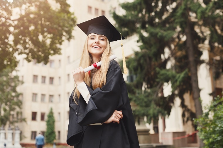 Capa do artigo Graduação ou curso técnico? Como decidir e por que o diploma universitário ainda pesa